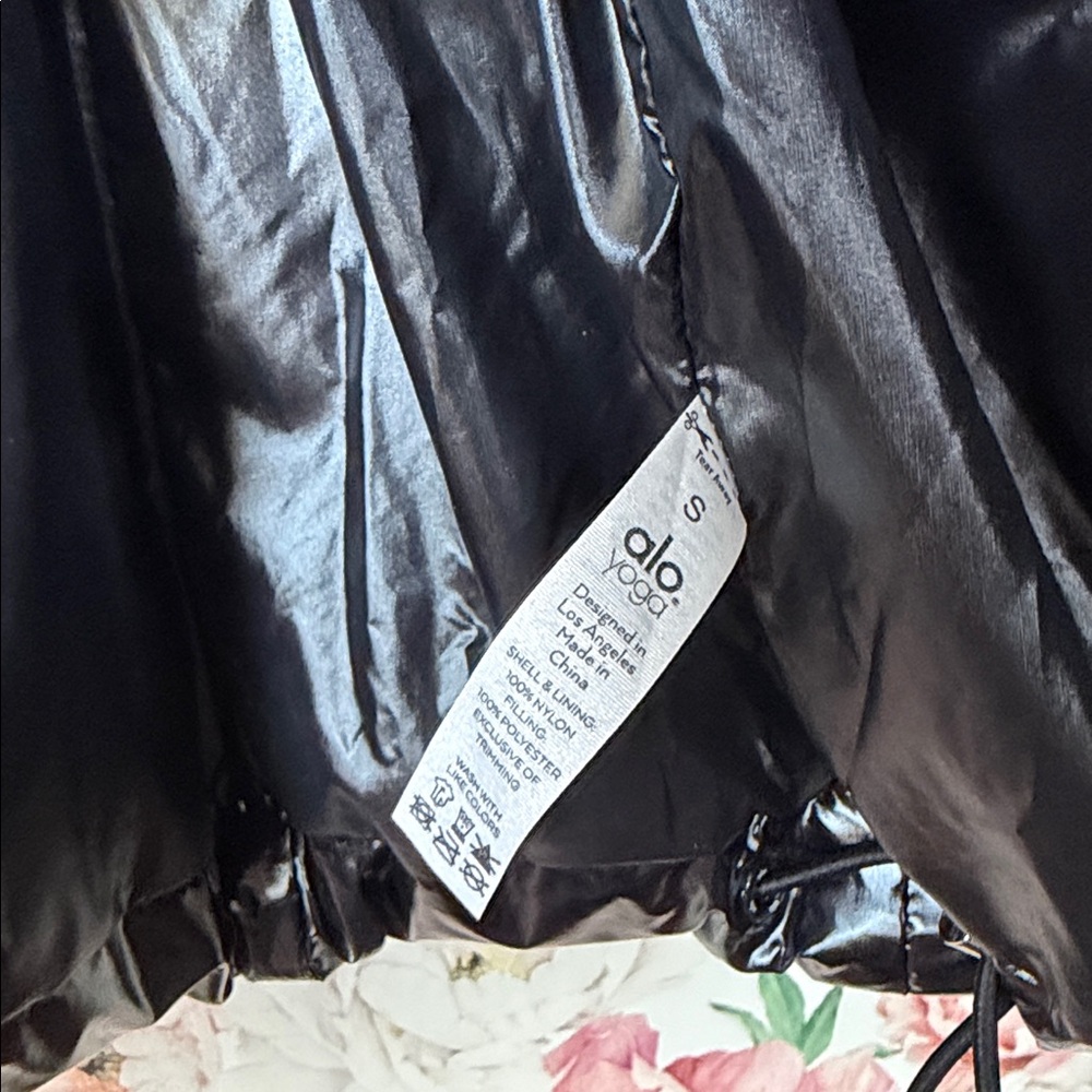 ALO Yoga Glossy Black Puffer Jacket - Picture 13 of 14